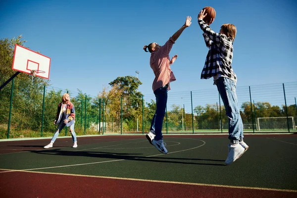 Leisure Games Group Friends Bonding Outdoors Play Street Basketball Teens — Stock Photo, Image