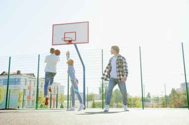 Boş oyunlar işte. Bir grup arkadaş sokak basketbolu oynamak için dışarı çıkıyorlar. Gündelik kıyafet giyen gençler. Mutlu görün, mutlu ol. Sosyal toplanma, arkadaşlık, takım ve mutlu bir çocukluk.