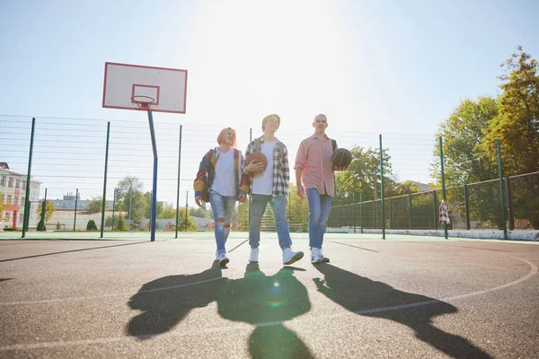 Três Adolescentes Jogando Streetball Com Bola Basquete Quintal Escola Depois — Fotografia de Stock