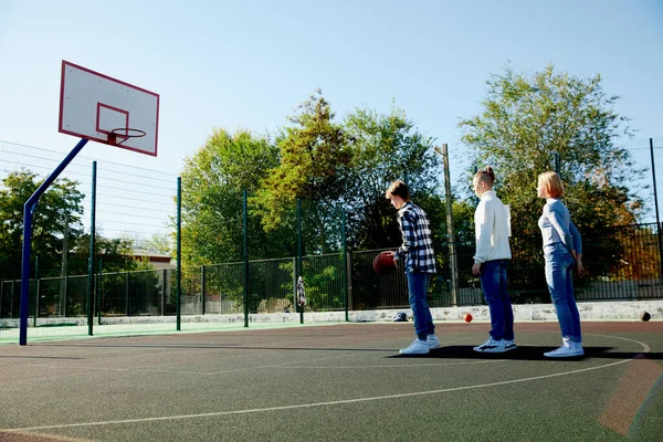 Three Teenagers Playing Streetball Basketball Ball School Yard Classes Sport — Stock Photo, Image