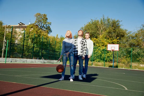 Fiatal Fiúk Lányok Diákok Barátkoznak Szabadban Utcai Kosárlabdázni Tinédzserek Alkalmi — Stock Fotó