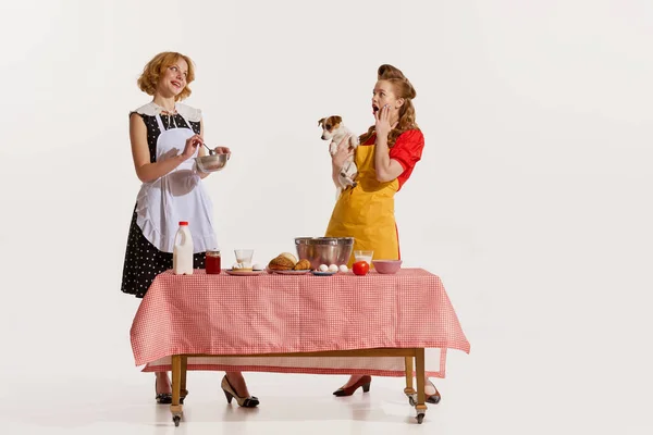 Portrait Two Elegant Stylish Women Doing Cooking Together Discussing Rumors — Stock Photo, Image