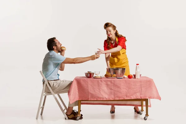 Retrato Mujer Elegante Cocinando Dando Leche Hombre Comiendo Bollo Aislado —  Fotos de Stock