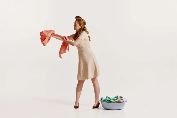 젊고우아 여자가 배경에 떨어진 세탁하는 적신다 스타일 라이프 스타일의 광고용 — 스톡 사진