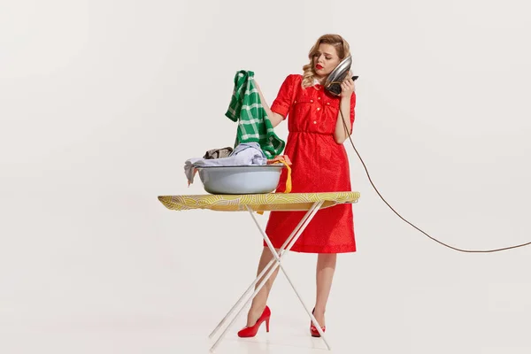 Портрет Красивой Женщины Стоящей Чашей Наполненной Одеждой Разговаривающей Железу Телефону — стоковое фото