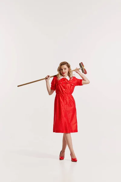 Portrét Krásné Ženy Stylech Červené Šaty Pózovat Mop Izolované Přes — Stock fotografie
