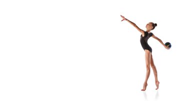 Güzellik ve zarafet. Beyaz arka planda izole edilmiş jimnastik hareketleri yapan siyah mayo giymiş genç jimnastikçilerin portresi. Spor, beceri, başarılar. İlan için ilan