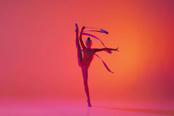 Mooie Flexibele Sierlijke Atleet Ritmische Gymnastiek Kunstenaar Dansen Het Doen — Stockfoto