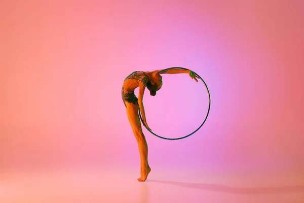 Ung Flexibel Tonåring Flicka Rytmisk Gymnast Rörelse Åtgärder Isolerade Över — Stockfoto