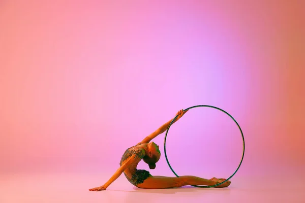 Güzel Esnek Zarif Sporcu Ritmik Jimnastik Sanatçısı Dans Ediyor Renkli — Stok fotoğraf