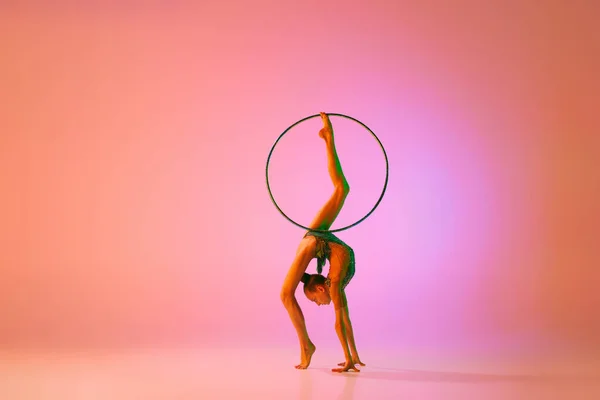 Güzel Esnek Zarif Sporcu Ritmik Jimnastik Sanatçısı Dans Ediyor Renkli — Stok fotoğraf