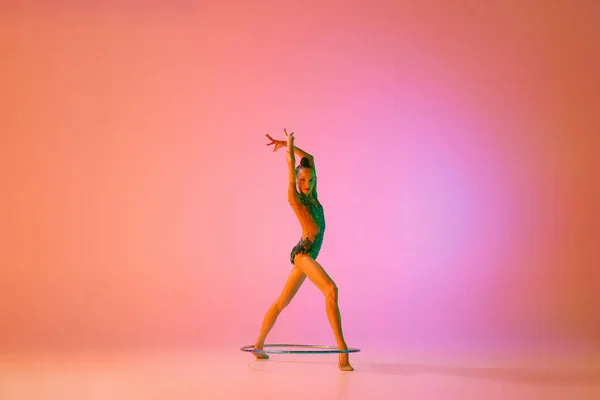 Genade Jonge Flexibele Tiener Meisje Ritmische Gymnast Beweging Actie Geïsoleerd — Stockfoto