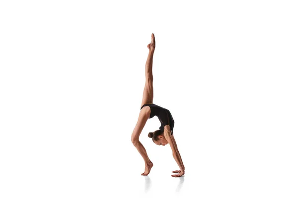 Równowaga Portret Gimnastyczki Czarnym Sportowym Stroju Kąpielowym Wykonującej Ćwiczenia Gimnastyczne — Zdjęcie stockowe