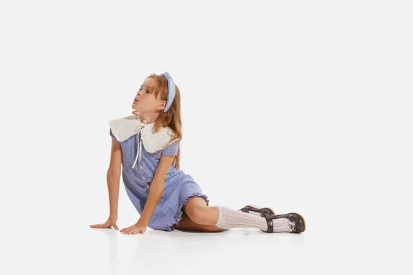 Beautiful Little Cute Stylish Girl Kid Retro Fashion Outfit Sitting — Stock Photo, Image
