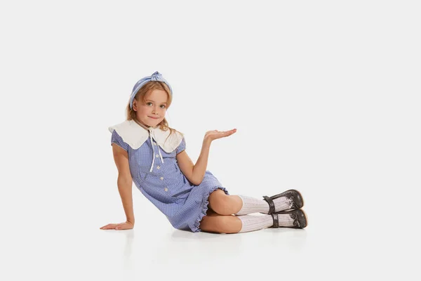 Порівняння Стирання Сучасні Діти Стилі Ретро Красива Чарівна Маленька Дівчинка — стокове фото
