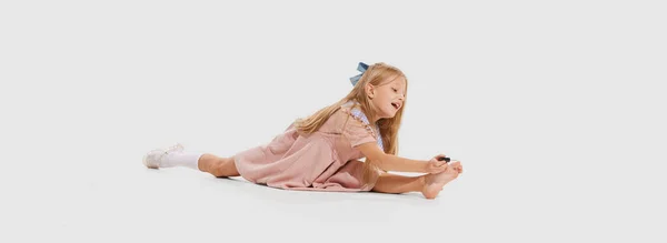 Menina Bonito Pouco Flexível Criança Roupa Moda Retro Sentado Fio — Fotografia de Stock