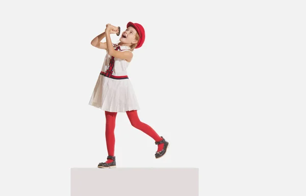 Студійний Знімок Маленької Милої Стильної Дівчинки Дитина Ретро Модному Вбранні — стокове фото