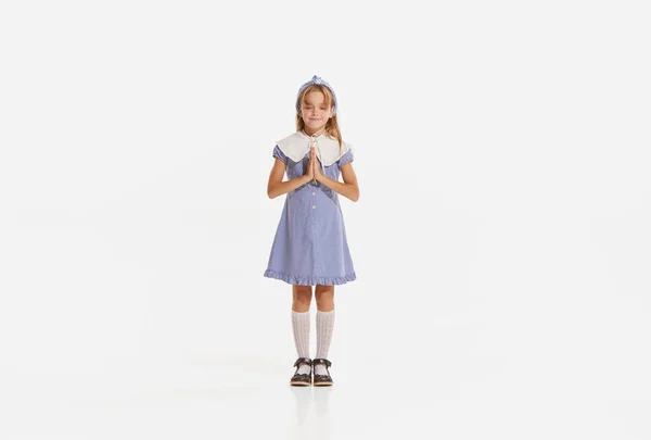 スタジオは白い背景に隔離されたお祝いのドレスの小さなかわいい女の子 子供のショット 子供の感情 顔の表情 美しさの概念 子供は幸せそうだ — ストック写真