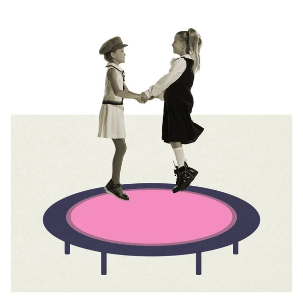 Koláž Současného Umění Dvěma Malými Dívkami Skákajícími Trampolíně Přes Světlé — Stock fotografie