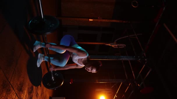 Atleet Liften Bar Jonge Sportieve Vrouw Sportkleding Training Sportschool Neon — Stockvideo