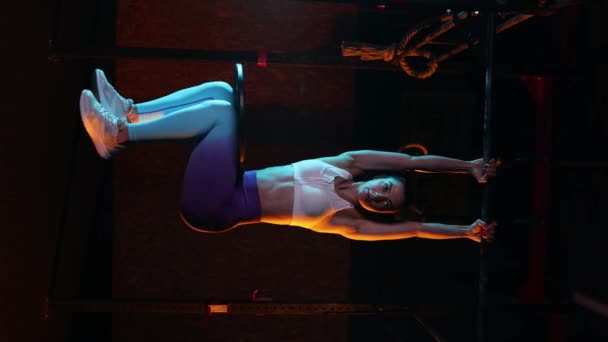 Çekirdek Güçlendirme Egzersizleri Spor Kıyafetli Genç Kaslı Kız Neon Işıklı — Stok video