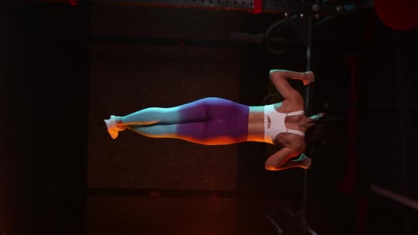 Klimmzüge Auf Der Stange Rückenansicht Eines Jungen Muskelmädchens Sportbekleidung Das — Stockvideo