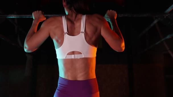 Widok Tyłu Zbliżenie Mięśni Kobieta Robi Podciąganie Barze Siłowni Sportowej — Wideo stockowe