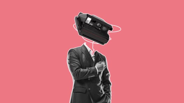 Stylowy Biznesmen Kamerą Retro Zamiast Głowy Nad Różowym Tle Zatrzymać — Wideo stockowe
