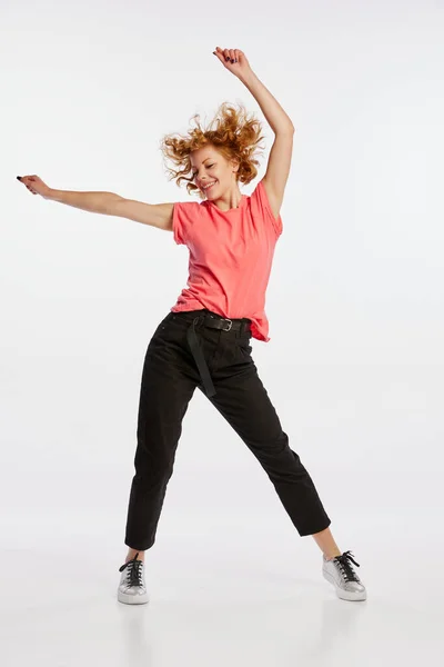 兴奋的红头发的年轻女子孤身一人在白工作室的背景下跳舞 人类的情感 面部表情 美的概念 广告的复制空间 — 图库照片