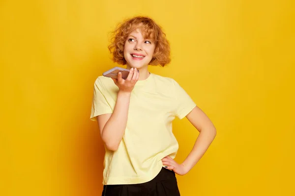 录制语音讯息 半张红头发的情绪化女孩的照片 背景是黄色的 销售和广告的概念 — 图库照片