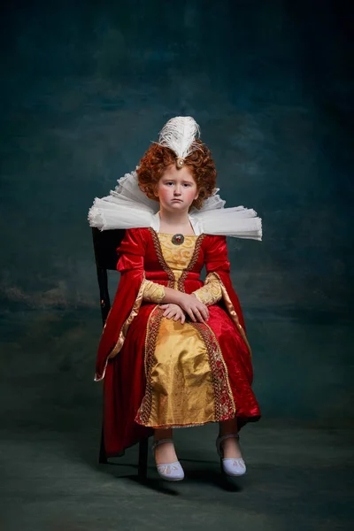 Portré Kis Vörös Hajú Lányról Királyi Jelmezben Sötétzöld Háttérrel Elszigetelve — Stock Fotó