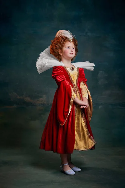 Mała Rudowłosa Dziewczyna Kostiumie Królewskiej Osoby Odizolowana Ciemnozielonym Tle Mała — Zdjęcie stockowe