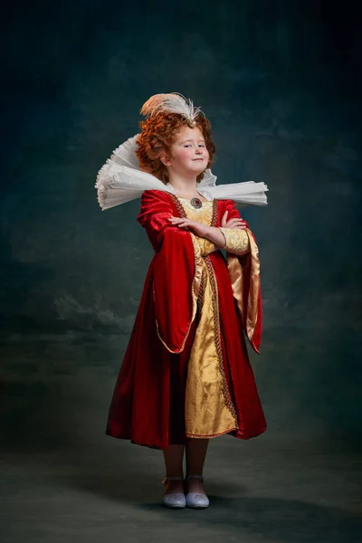Portret Małego Rudowłosego Dziecka Barokowym Stroju Królewskiej Osoby Odizolowanego Ciemnozielonym — Zdjęcie stockowe