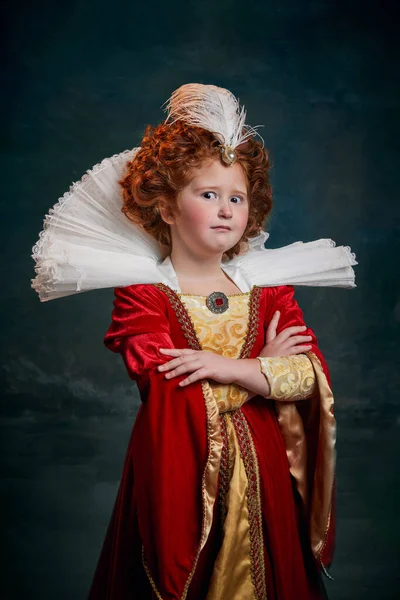 Portret Małej Rudowłosej Dziewczynki Dziecko Kostiumie Królewskiej Osoby Odizolowane Ciemnozielonym — Zdjęcie stockowe