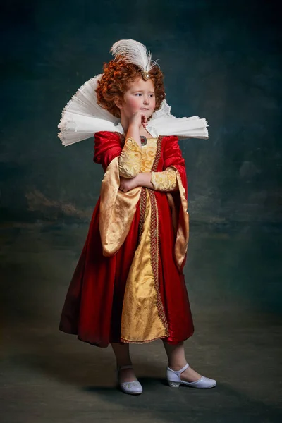 Portret Małej Rudowłosej Dziewczynki Stroju Królewskiej Osoby Przemyślanym Wyrazem Wyodrębnionym — Zdjęcie stockowe
