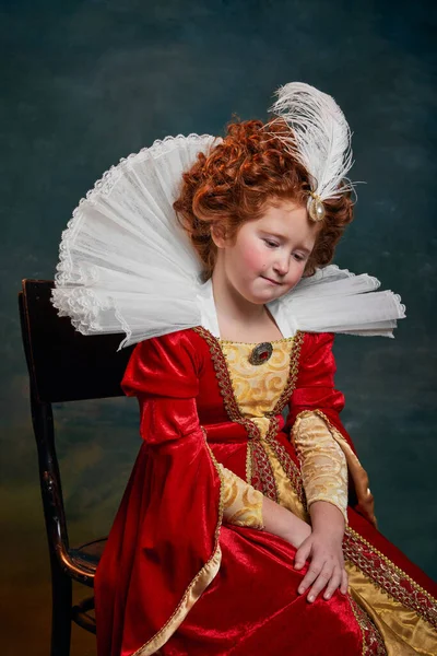 Porträtt Liten Rödhårig Flicka Kostym Kunglig Person Med Medlidande Ser — Stockfoto