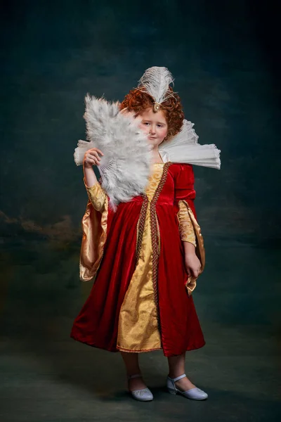 Jedna Mała Rudowłosa Dziewczyna Kostiumie Królewskiej Osoby Piórkowym Wentylatorem Odizolowana — Zdjęcie stockowe