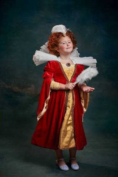 Portret Małej Rudowłosej Dziewczynki Stroju Królewskiej Osoby Odizolowanej Ciemnozielonym Tle — Zdjęcie stockowe
