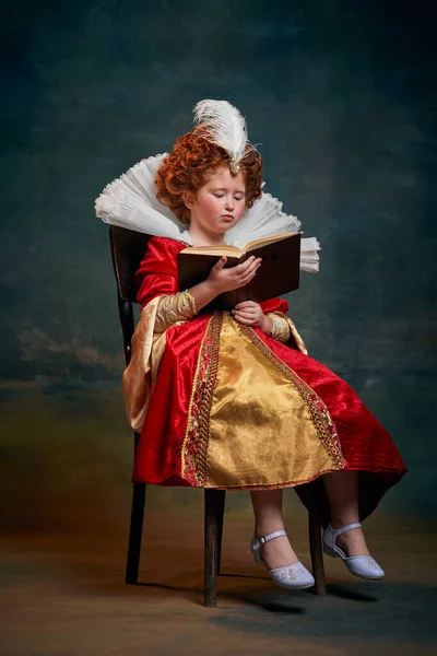 Mała Rudowłosa Dziewczynka Dziecko Kostiumie Królewskiej Osoby Czytającej Książkę Znudzoną — Zdjęcie stockowe