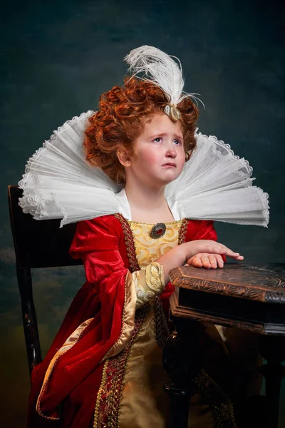 Portret Małej Rudowłosej Dziewczynki Dziecko Kostiumie Królewskiej Osoby Płaczące Samotnie — Zdjęcie stockowe