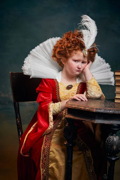 穿着王室服装的红头发小女孩的画像 坐在深绿色的背景下 泪流满面 历史重制的概念 中世纪时尚 女王的比较 — 图库照片