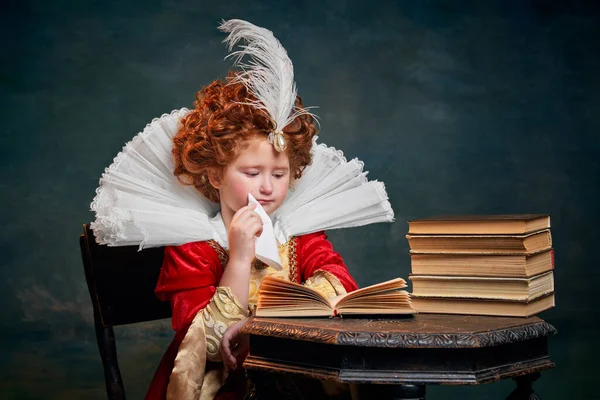 Portret Małej Rudowłosej Dziewczynki Dziecko Kostiumie Królewskiej Osoby Czytającej Książkę — Zdjęcie stockowe