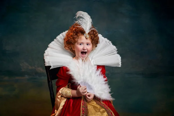 红头发的小女孩的画像 穿着皇室服装的孩子在深绿色的背景下被孤立的笑着 历史重制的概念 中世纪时尚 女王的比较 — 图库照片