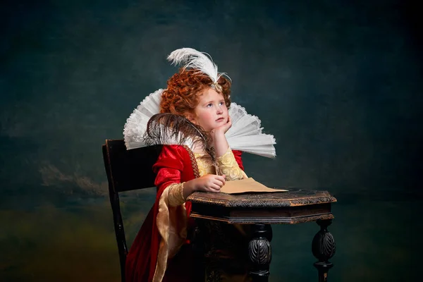Portret Małej Rudowłosej Dziewczynki Stroju Królewskiej Osoby Piszącej List Przemyślanym — Zdjęcie stockowe