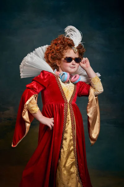 Portret Małej Rudowłosej Dziewczynki Królewskiej Osoby Okularach Przeciwsłonecznych Słuchawkach Odizolowanych — Zdjęcie stockowe