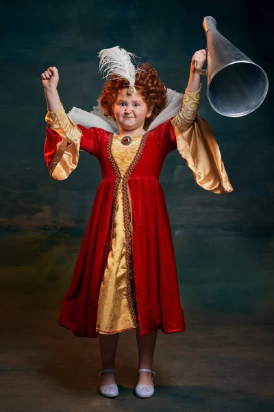 穿着皇室服装的红头发小女孩的画像 在深绿色背景下被隔离 赢球的样子历史重制的概念 中世纪时尚 女王的比较 — 图库照片