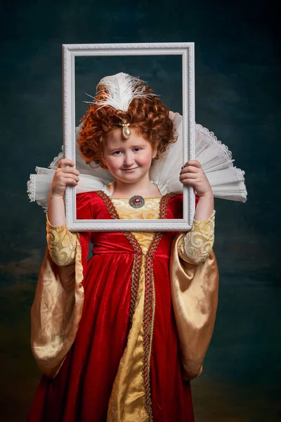 Portrét Malé Zrzavé Holčičky Dítěte Kostýmu Královské Osoby Držící Obraz — Stock fotografie
