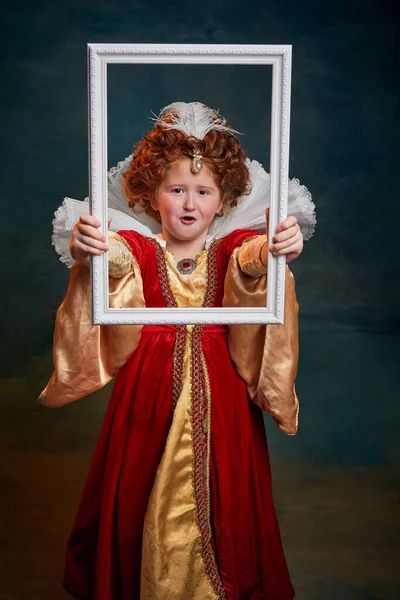 Retrato Menina Ruiva Criança Traje Pessoa Real Segurando Quadro Fundo — Fotografia de Stock