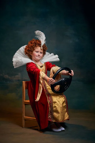 Portret Małej Rudowłosej Dziewczynki Stroju Królewskiej Osoby Kołem Samochodowym Odizolowanym — Zdjęcie stockowe