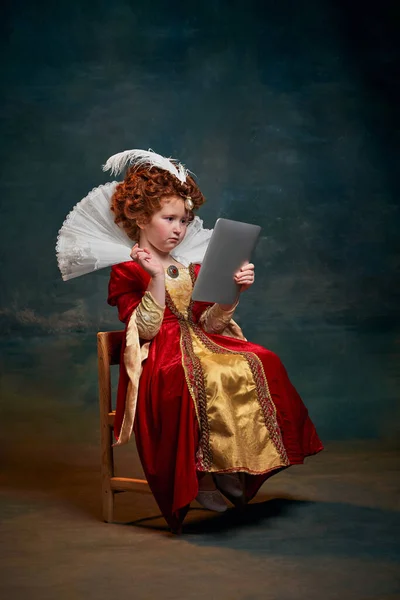 Portret Małej Rudowłosej Dziewczynki Dziecko Stroju Królewskiej Osoby Piszące Tabliczce — Zdjęcie stockowe